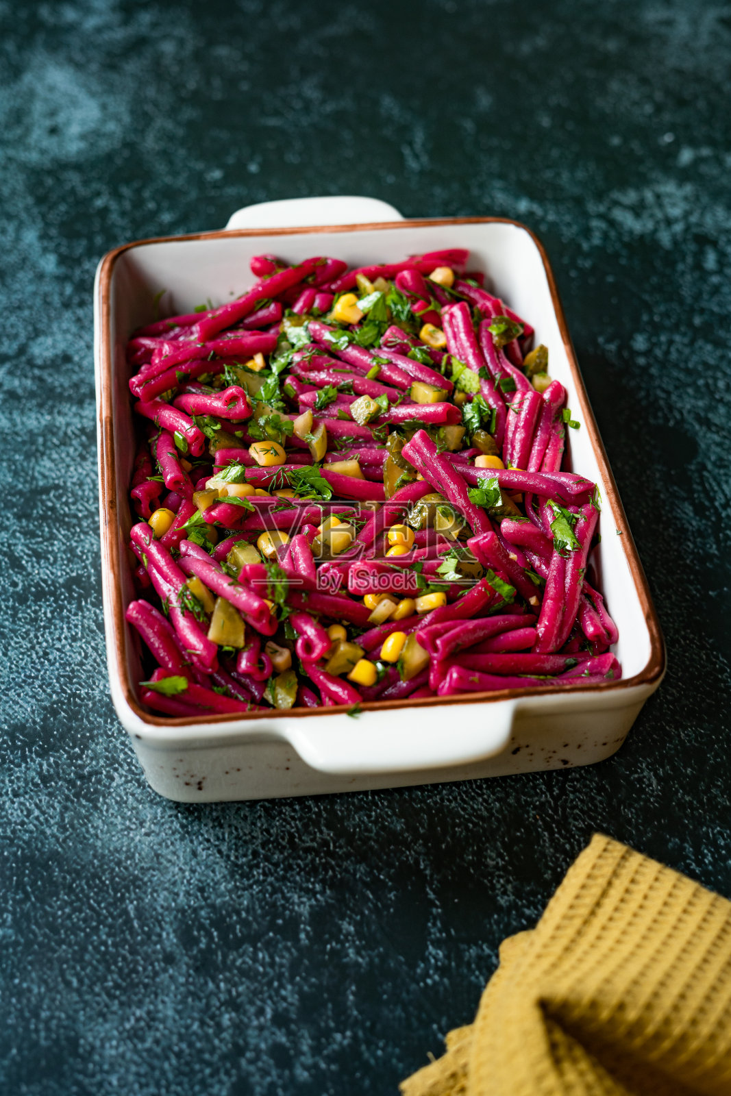 土耳其风格冷紫色意面沙拉,萝卜汁,腌黄瓜,玉米,莳萝和橄榄油。照片摄影图片