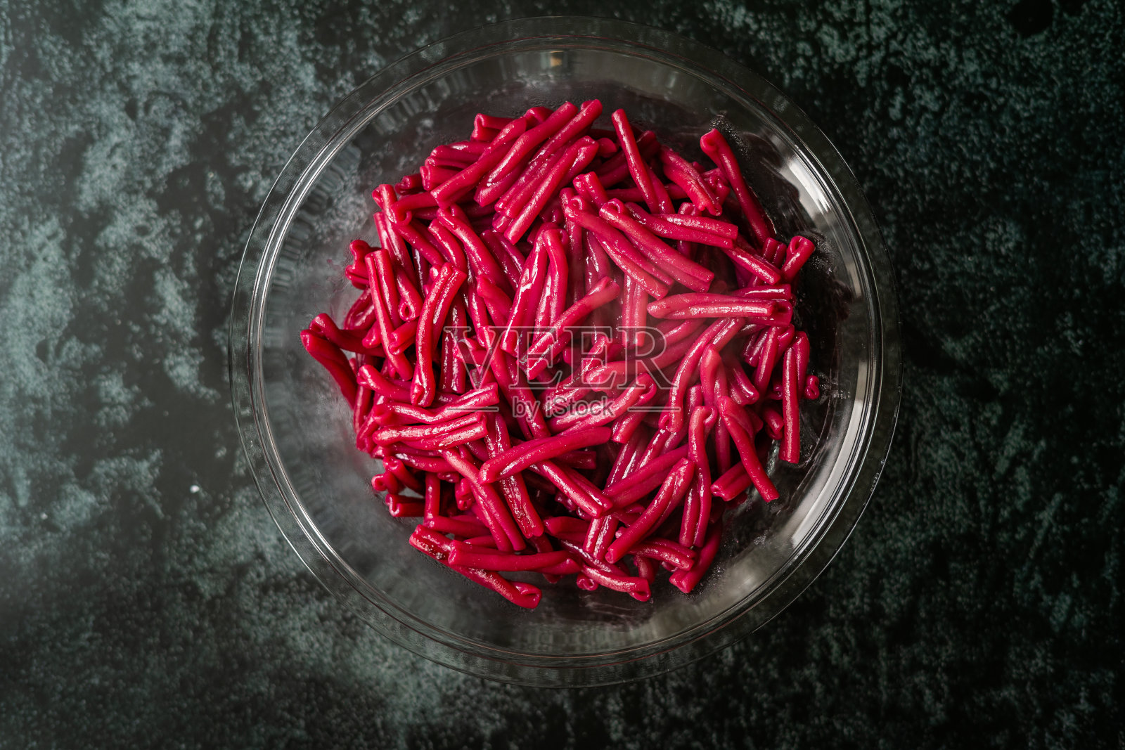 土耳其风格素色冷紫色意面沙拉,玻璃碗中有萝卜汁和橄榄油。照片摄影图片