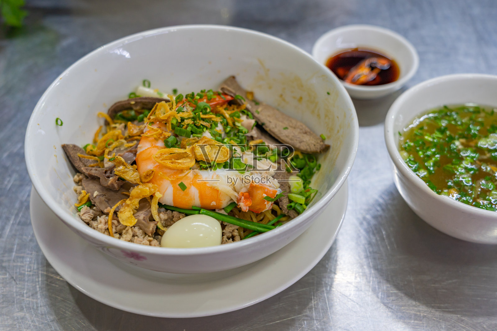 越南美味的虾粉米粉和肉汤照片摄影图片