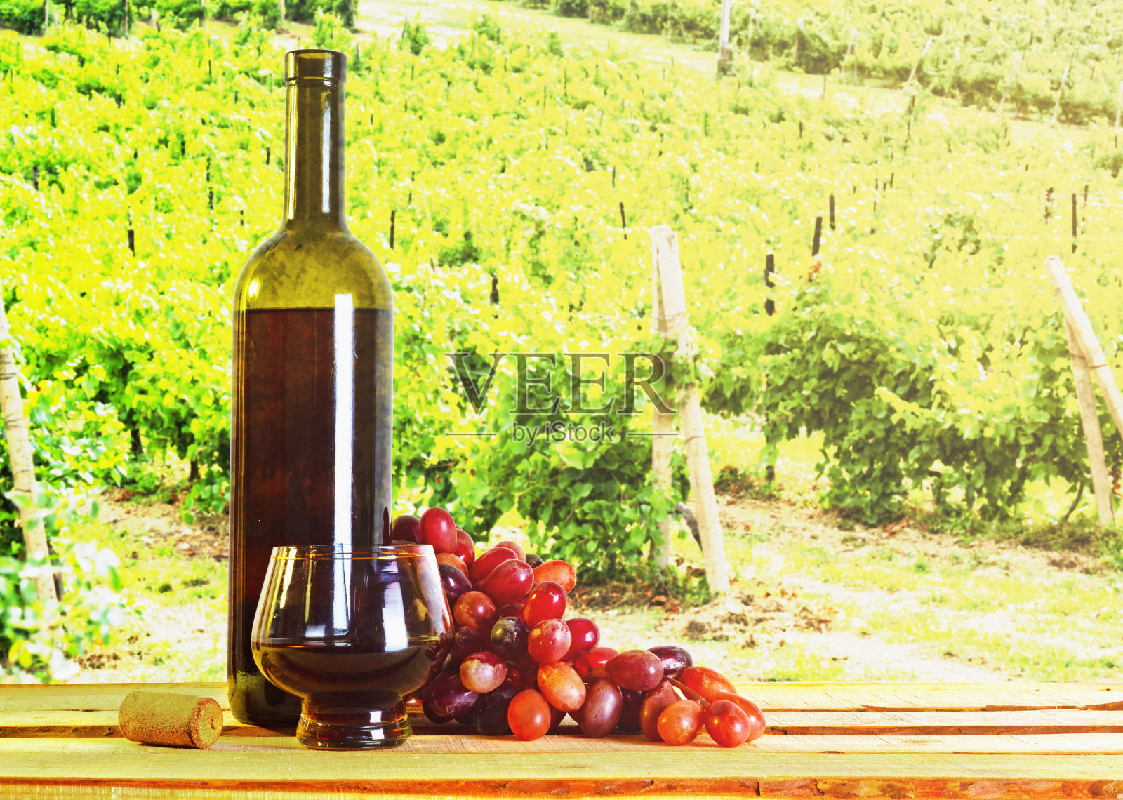 白兰地酒和水果葡萄在葡萄园的背景照片摄影图片