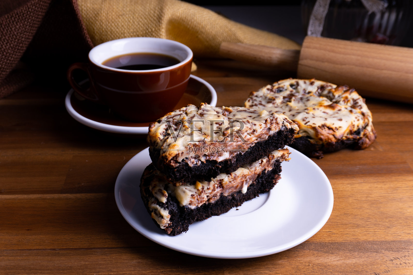 美味的饼干蛋糕与巧克力和芝士蛋糕与一杯咖啡在一个有拷贝空间的木板照片摄影图片
