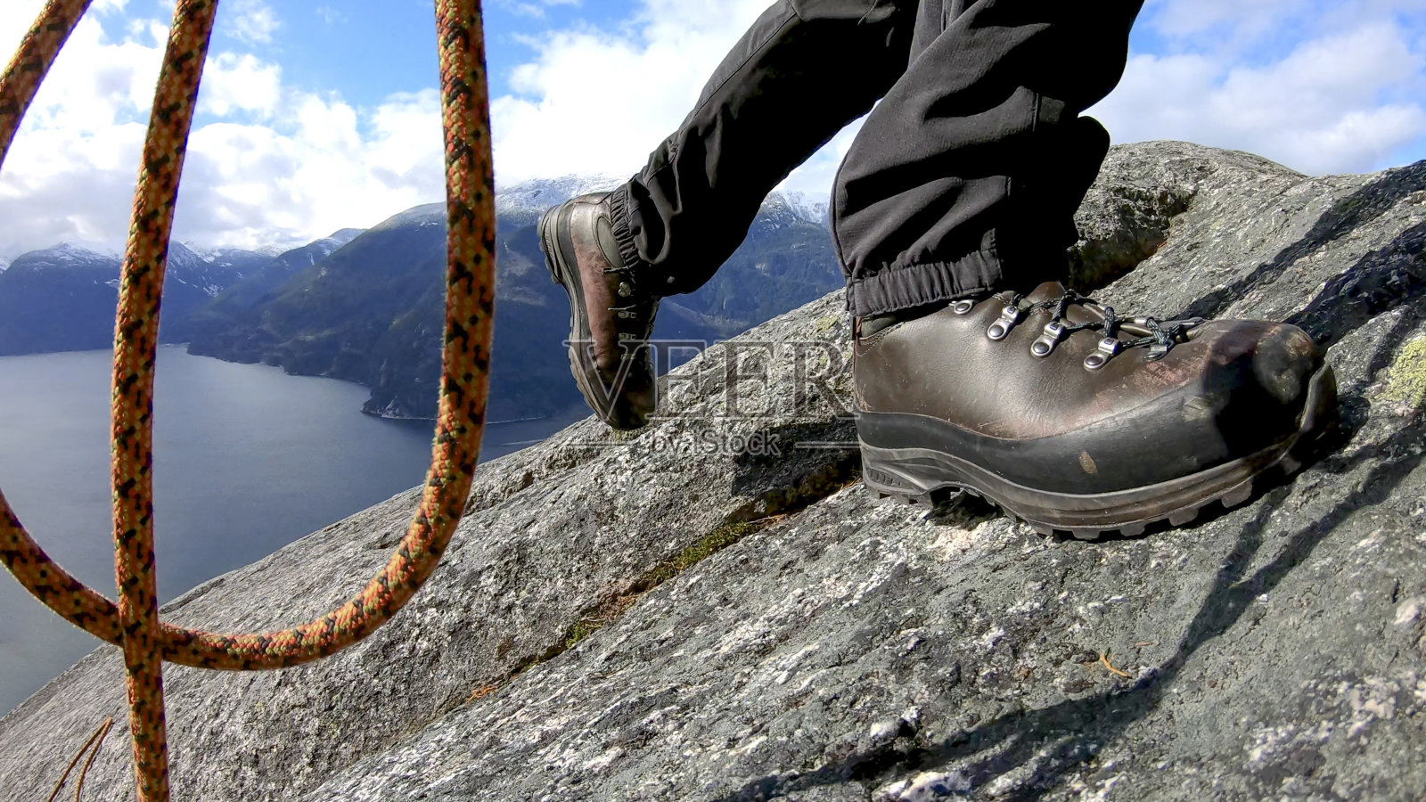 登山者沿着山脊行走照片摄影图片