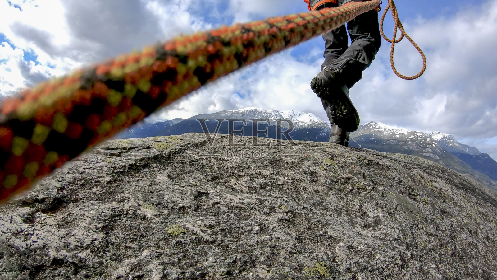 登山者沿着山脊行走照片摄影图片