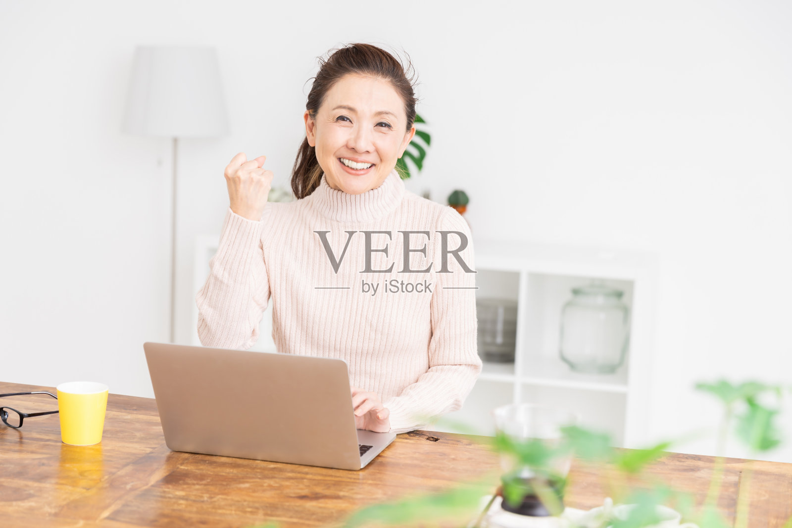 女人用的笔记本电脑照片摄影图片