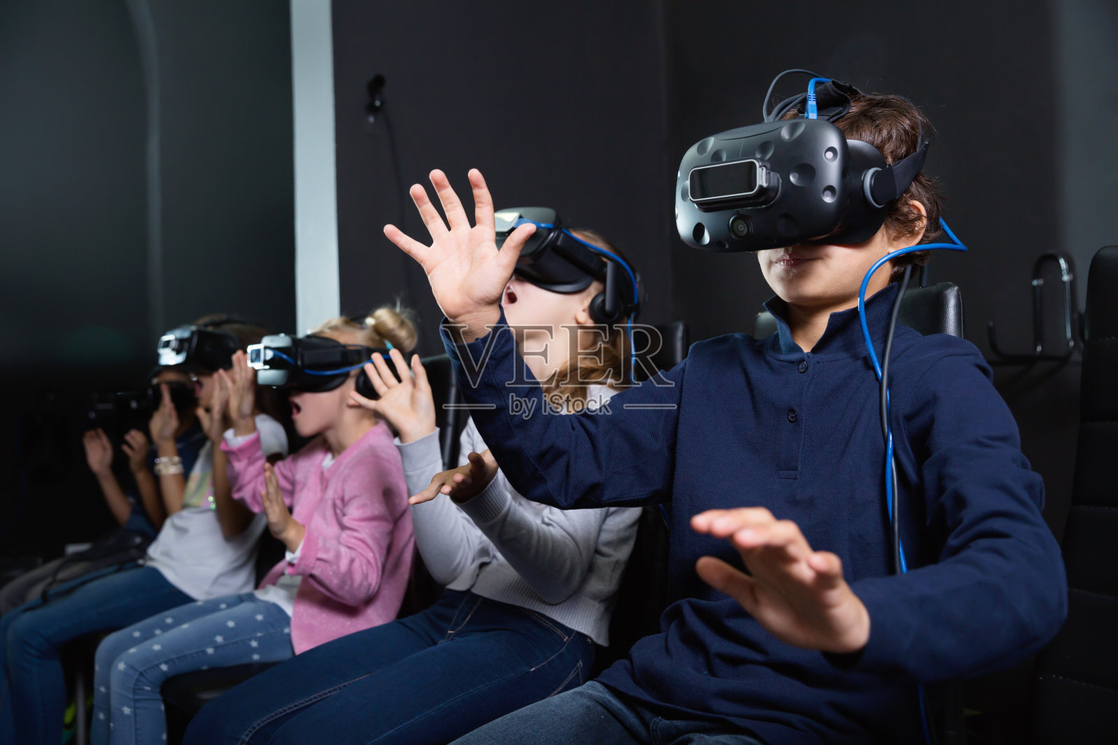 在密室里戴着VR眼镜的儿童照片摄影图片