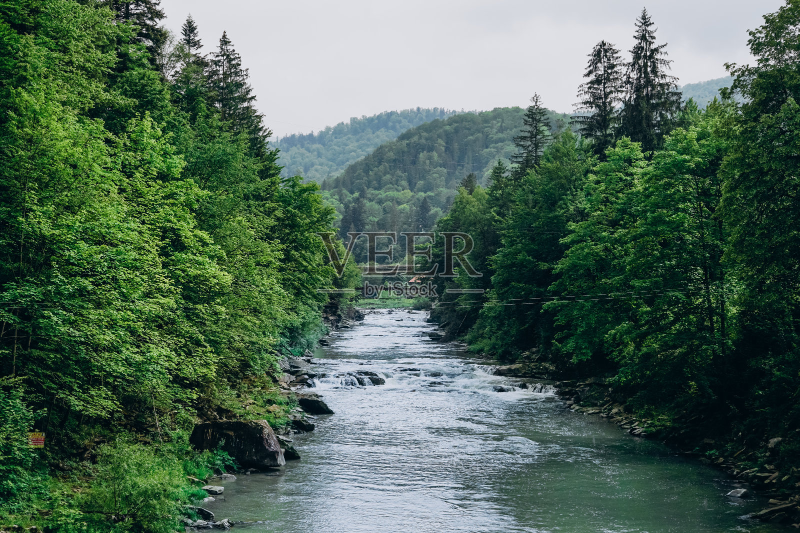 河在山的背景。照片摄影图片