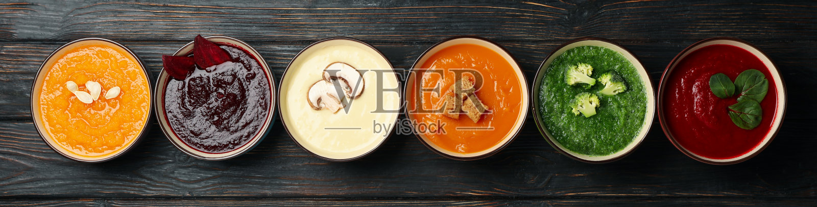 木制背景上的蔬菜汤,俯视图照片摄影图片