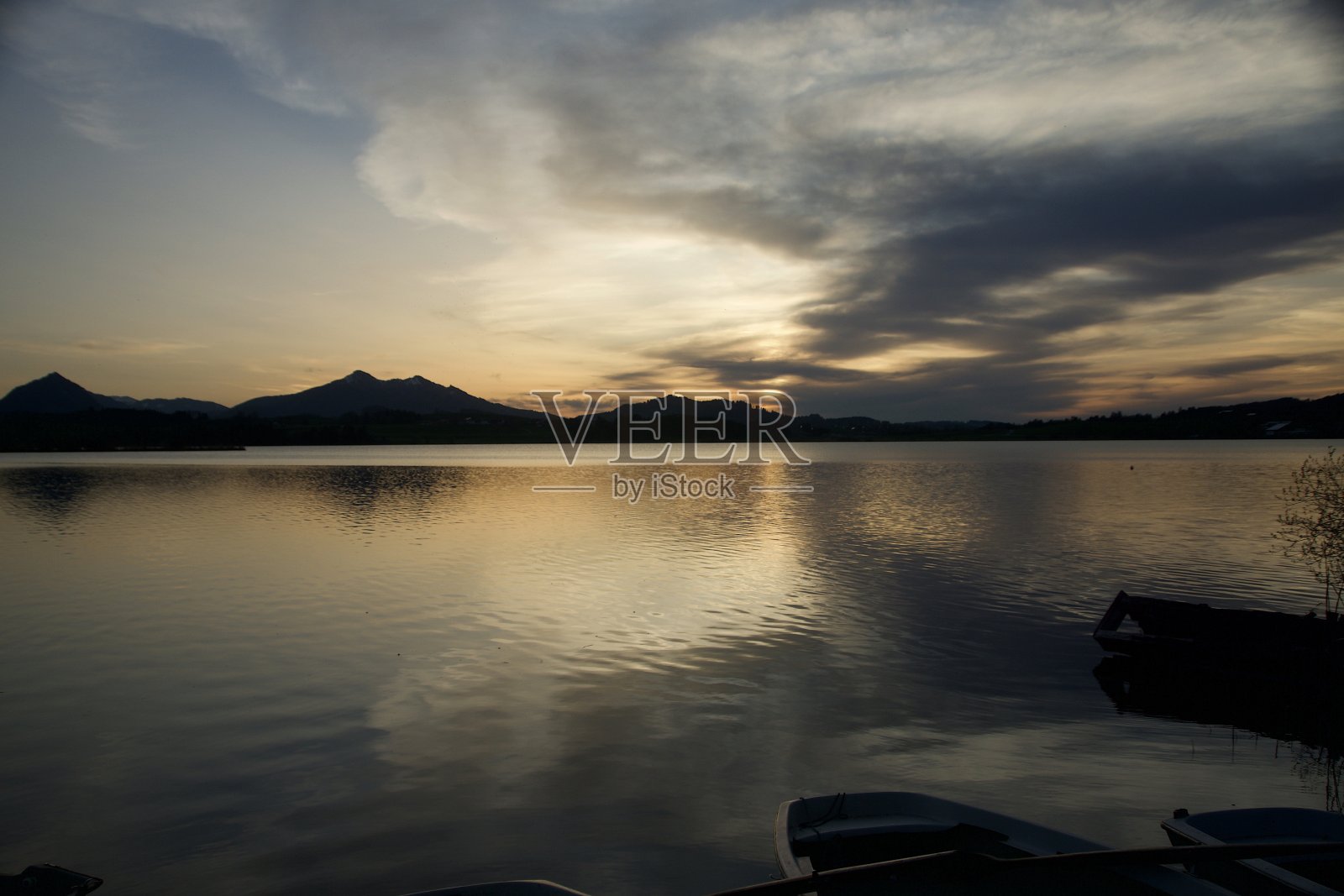 阿尔卑斯山前的德国湖上的日落照片摄影图片