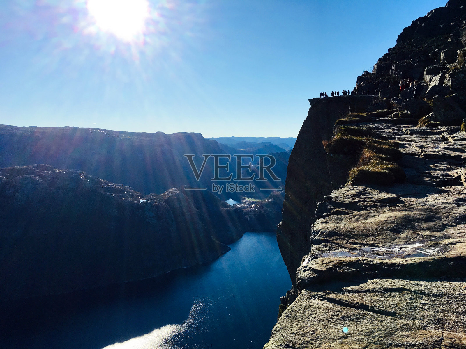 在挪威有太阳的布道石照片摄影图片