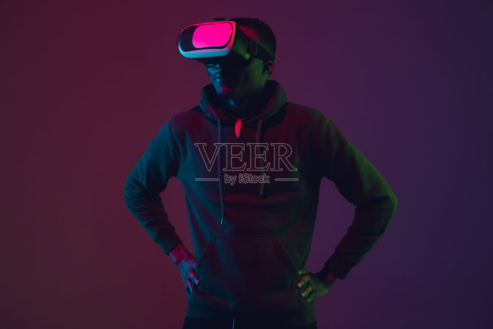 非裔美国人的肖像在vr耳机孤立在梯度工作室背景霓虹灯照片摄影图片