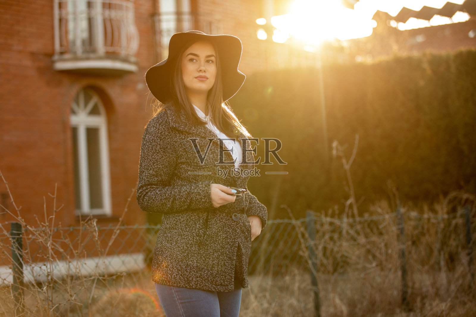 城里有魅力的年轻女子照片摄影图片