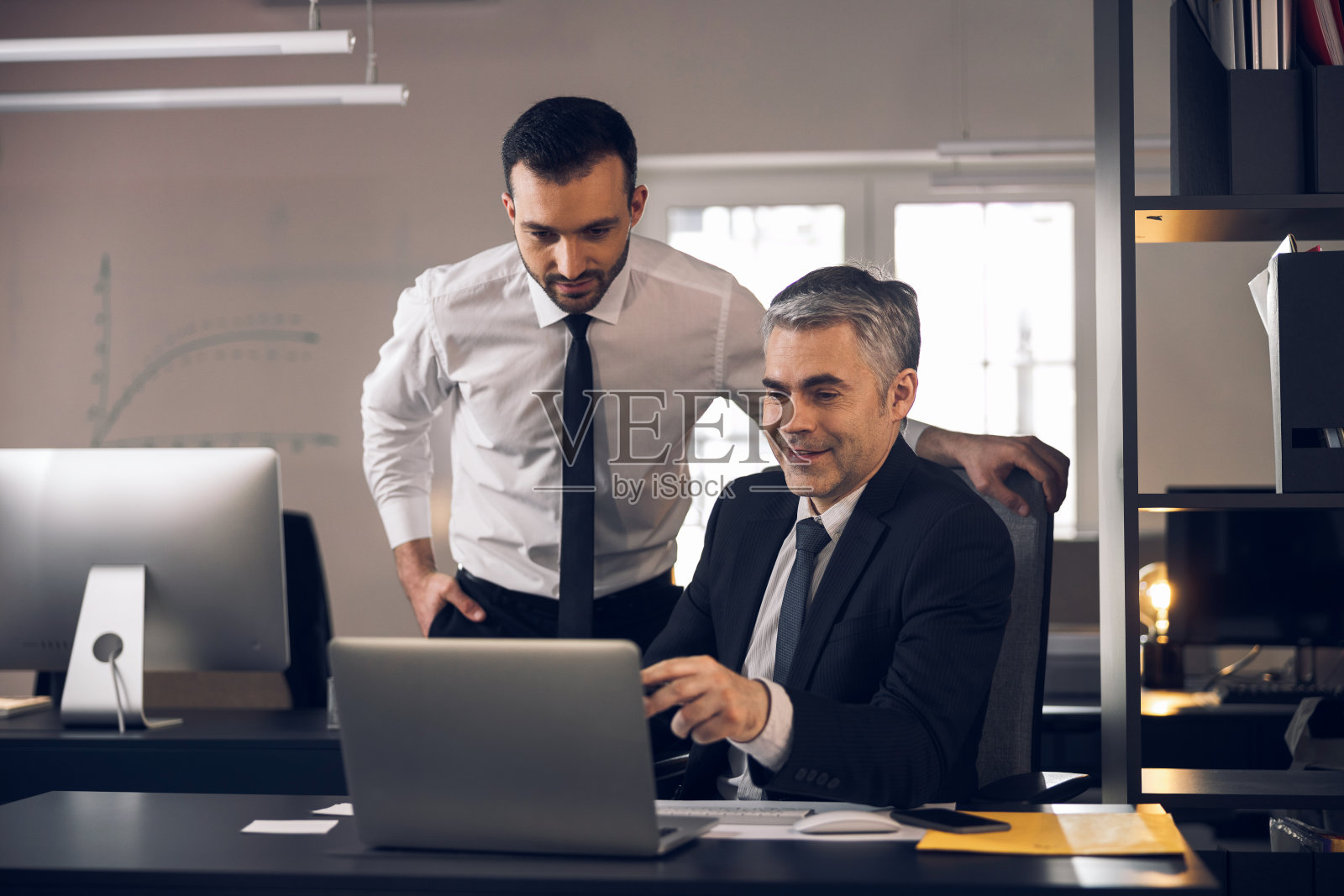 白种人在办公室讨论他们的任务照片摄影图片