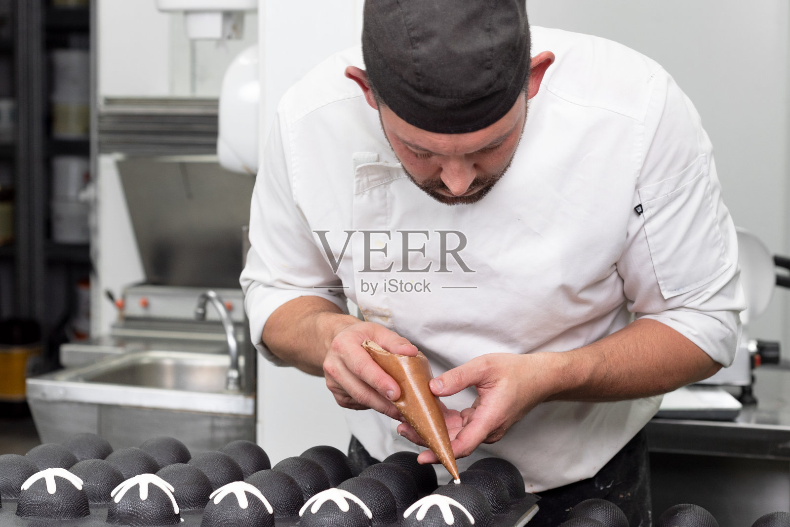 专业甜点师在糖果店制作巧克力甜点照片摄影图片