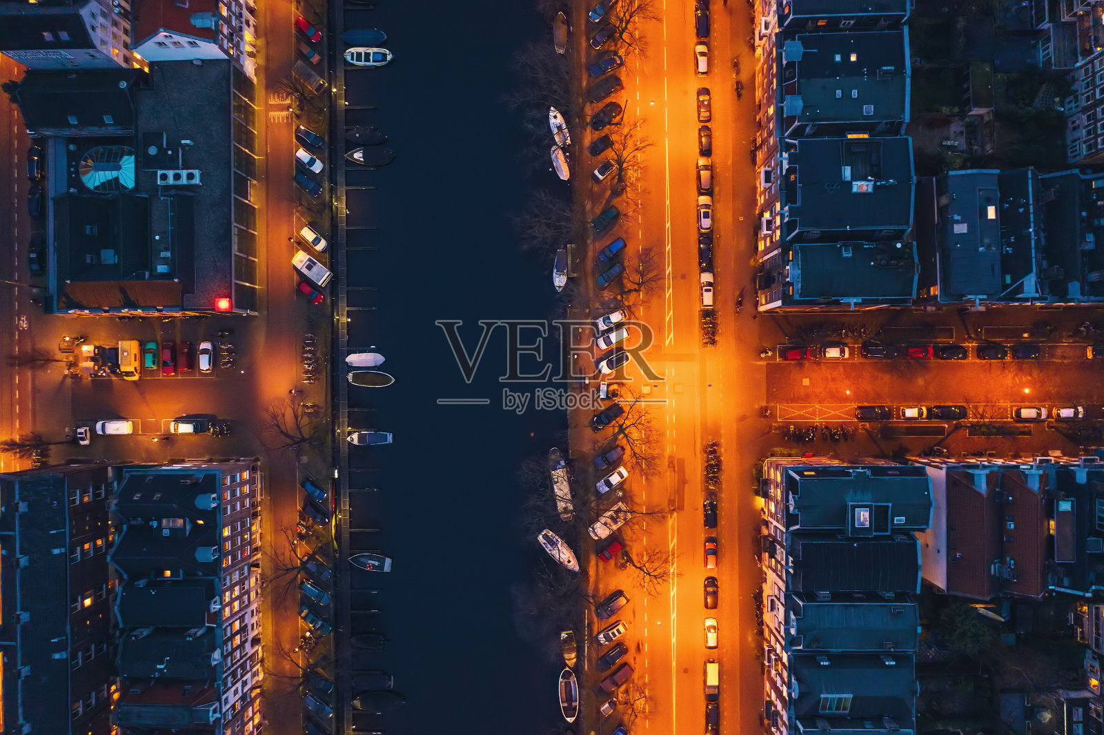 阿姆斯特丹运河,古老的舞蹈屋,阿姆斯特尔河和灯火通明的街道,夜间空中俯瞰,无人机照片照片摄影图片