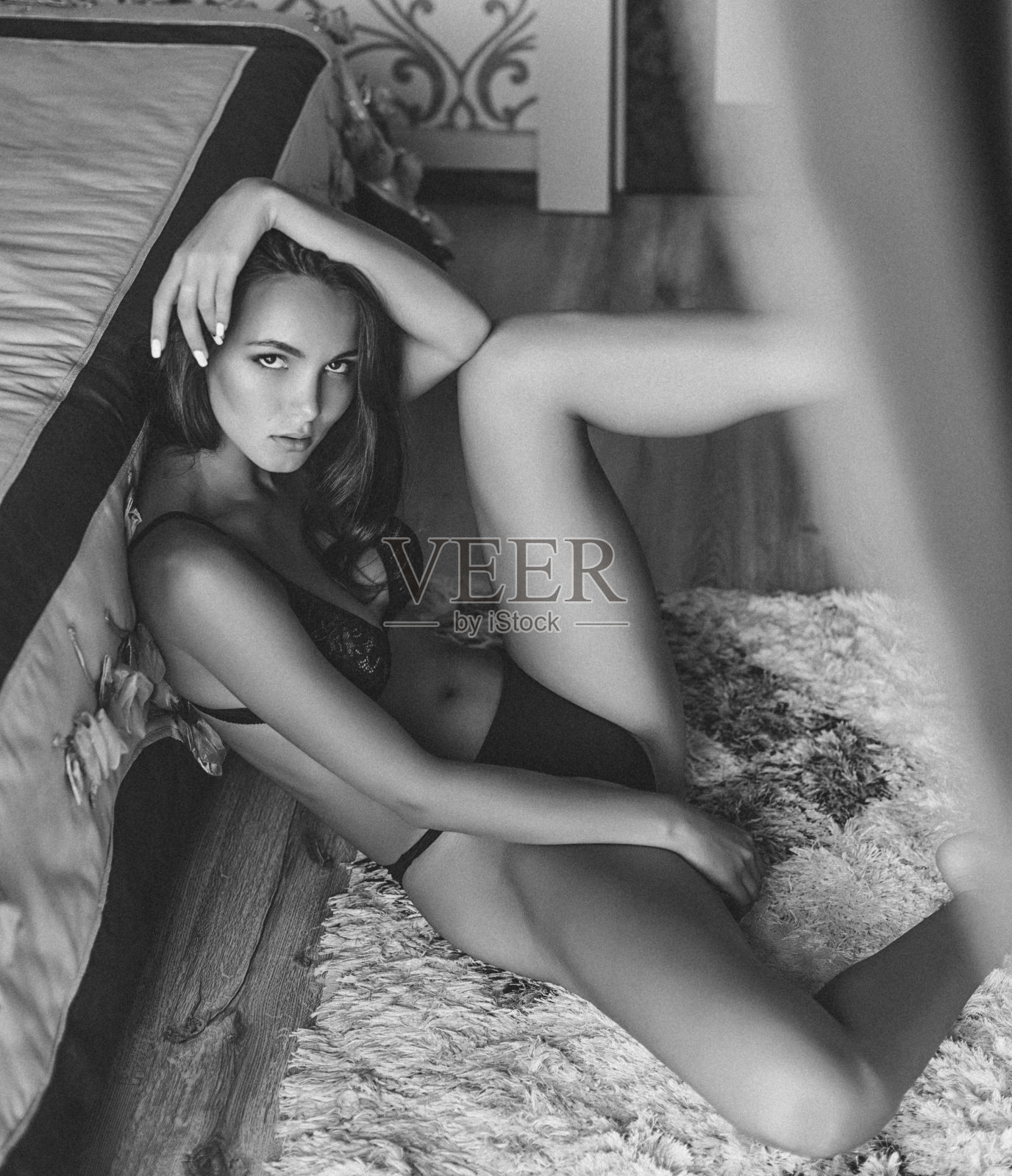 一个女人独自坐在卧室地板上照片摄影图片