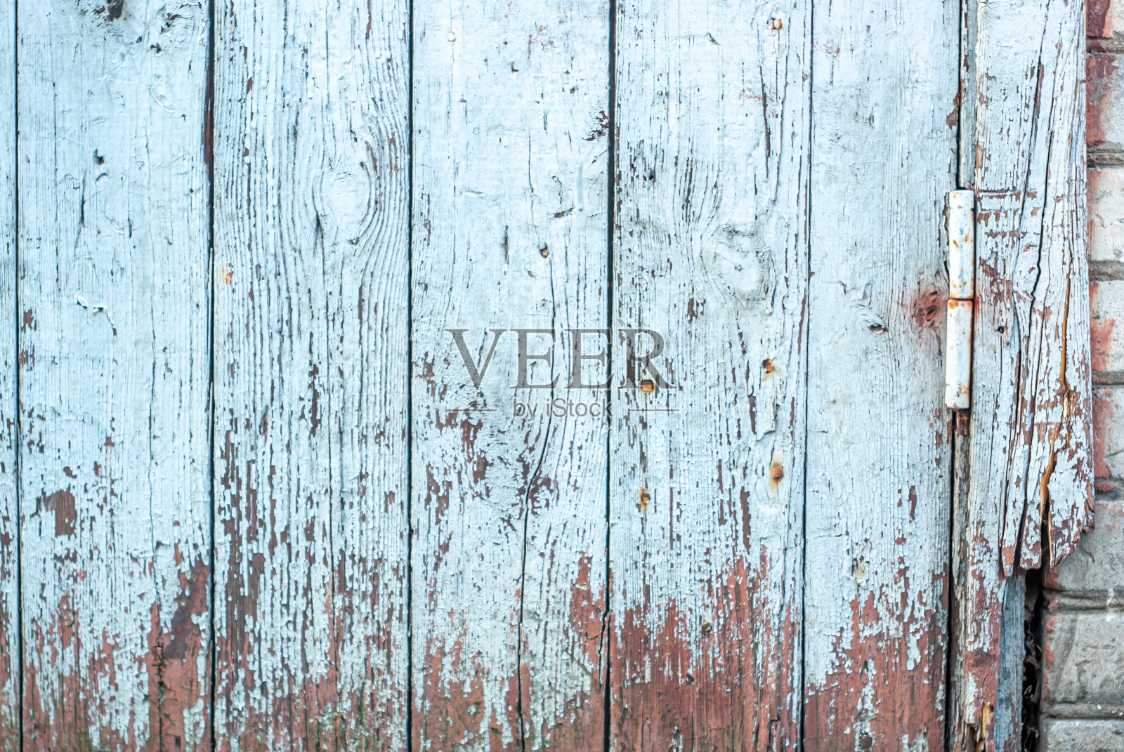 蓝色和棕色窄板的旧篱笆,带圈,背景纹理照片摄影图片