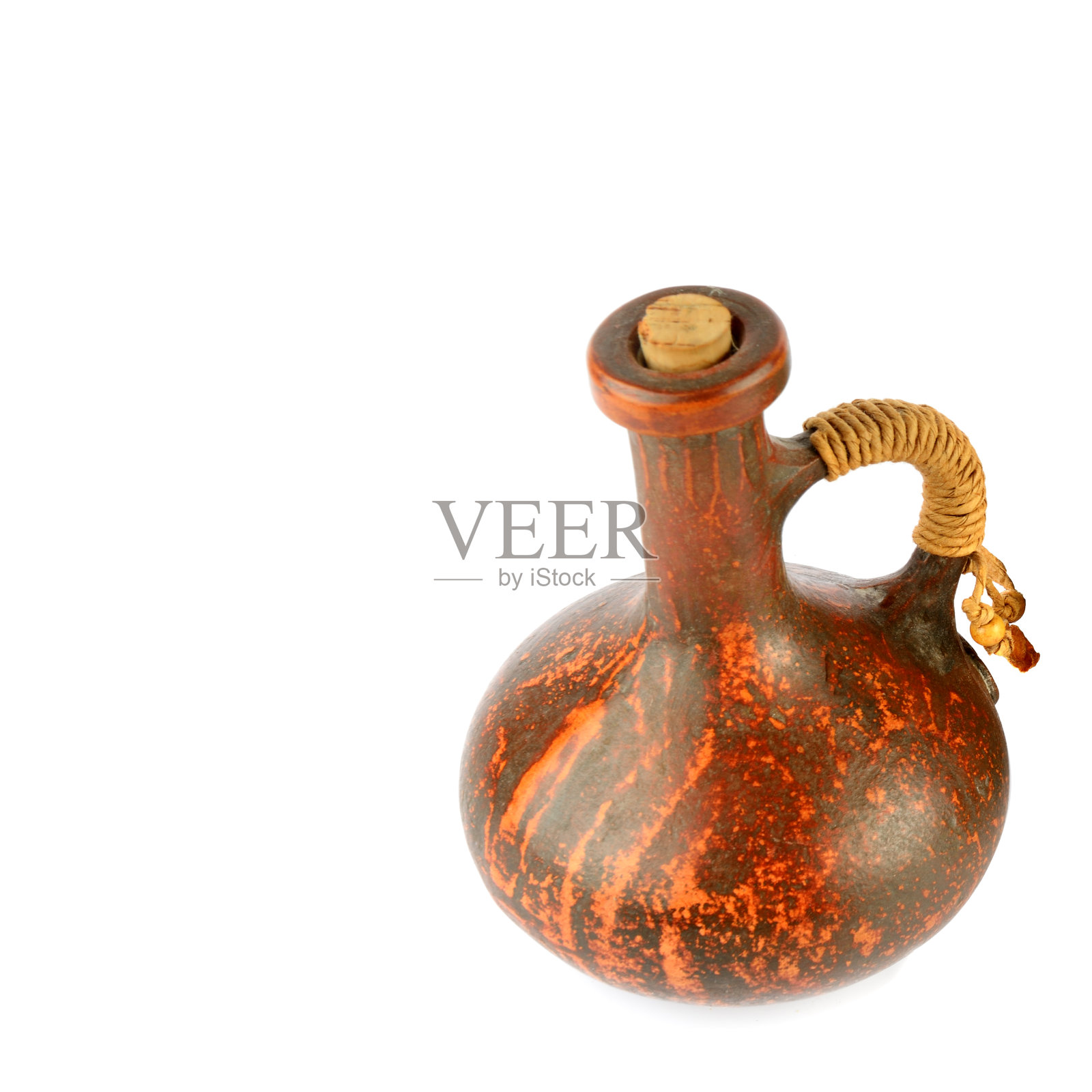 白色背景上分离的棕色粘土双耳罐。照片摄影图片