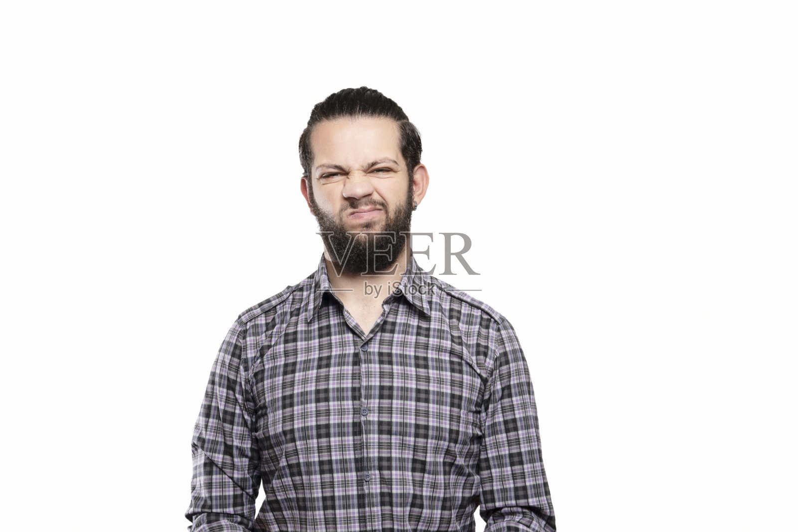 一幅厌恶的年轻人在白色背景下看着相机的肖像照片摄影图片