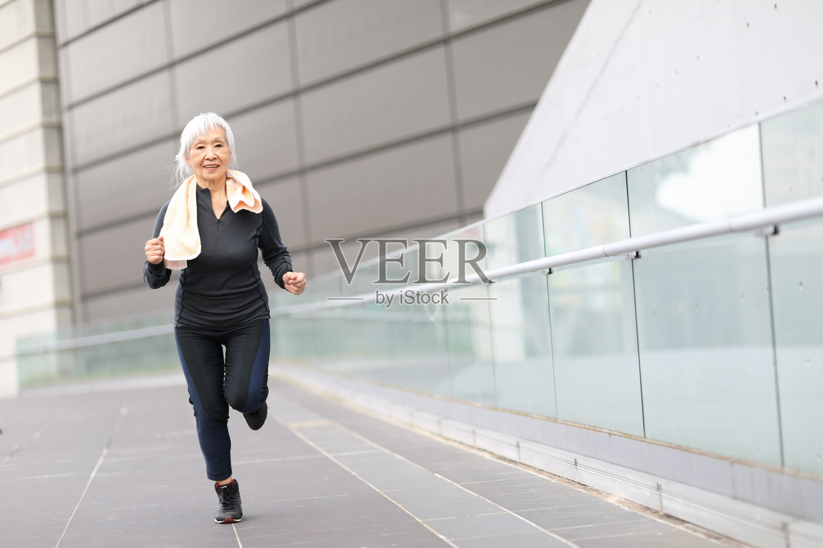 在公园慢跑的运动型老年妇女照片摄影图片