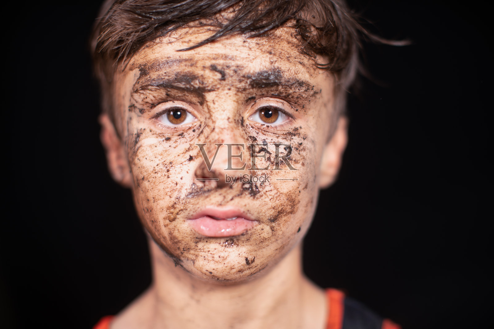 泥泞的橄榄球的男孩照片摄影图片