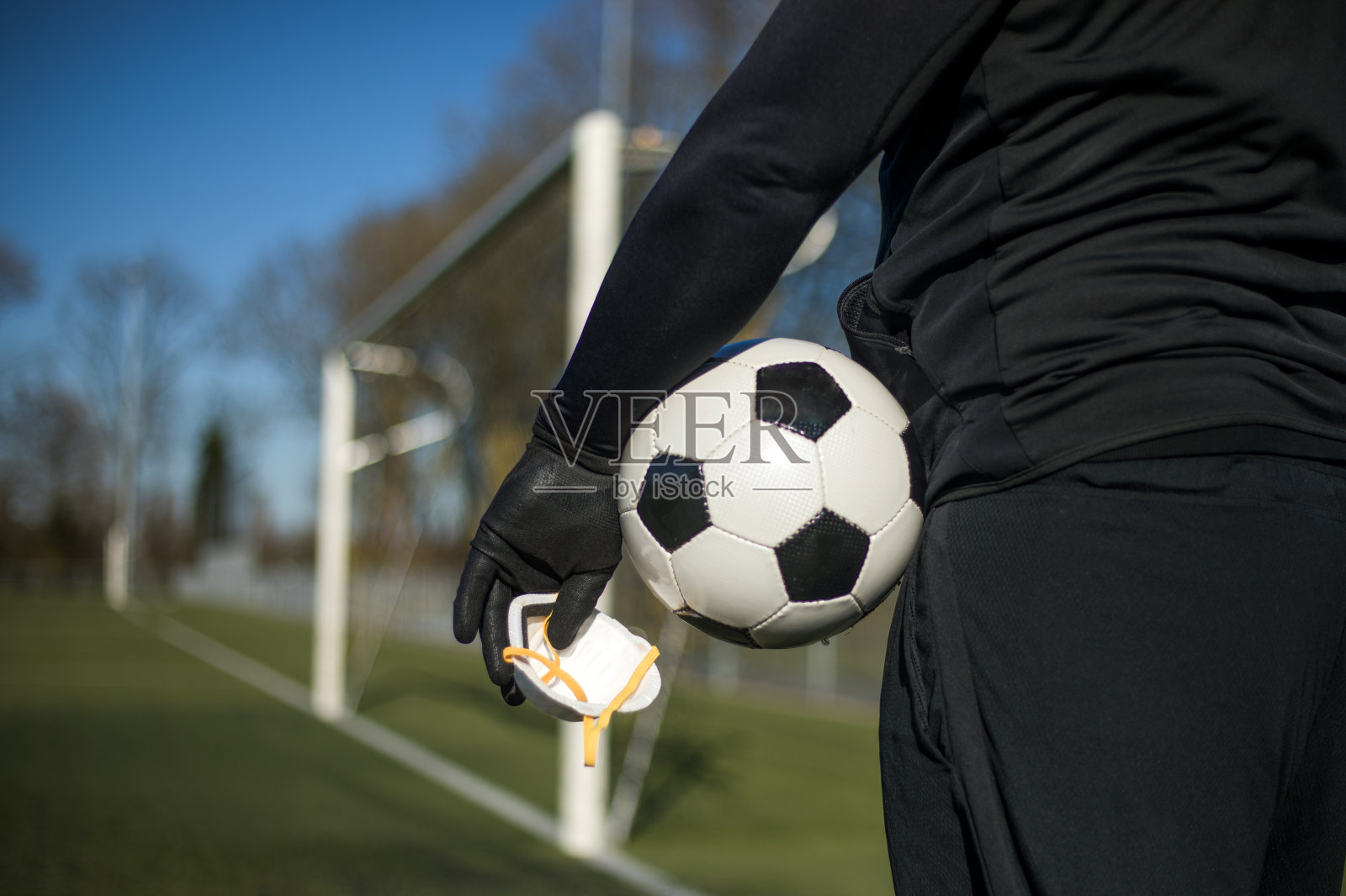 足球和病毒防护口罩照片摄影图片