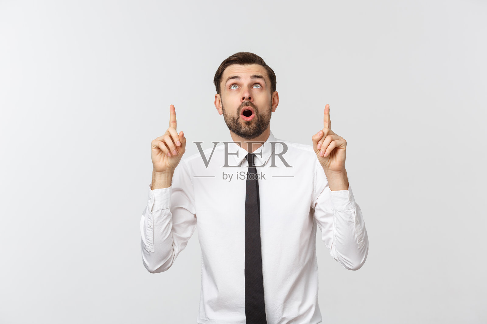 用手指指向某物的年轻英俊商人照片摄影图片