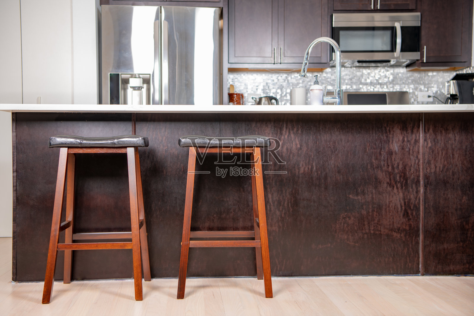 近距离的两个酒吧的凳子在一个厨房酒吧照片摄影图片