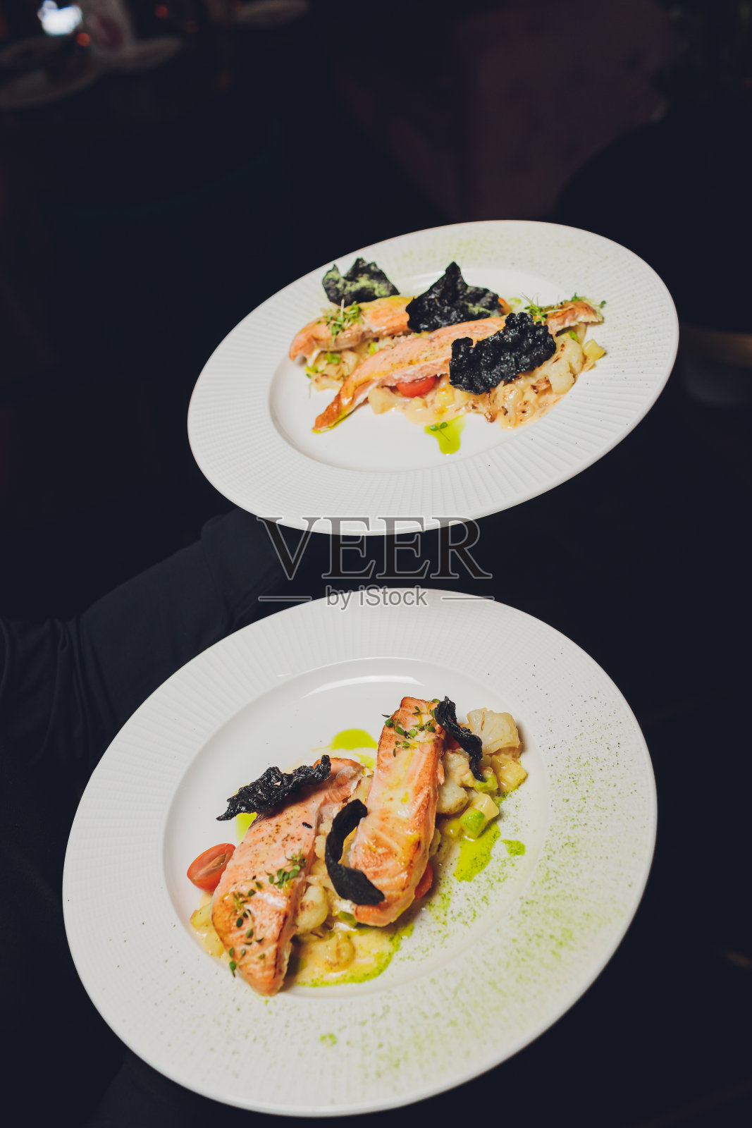 烤三文鱼配新鲜蔬菜。照片摄影图片