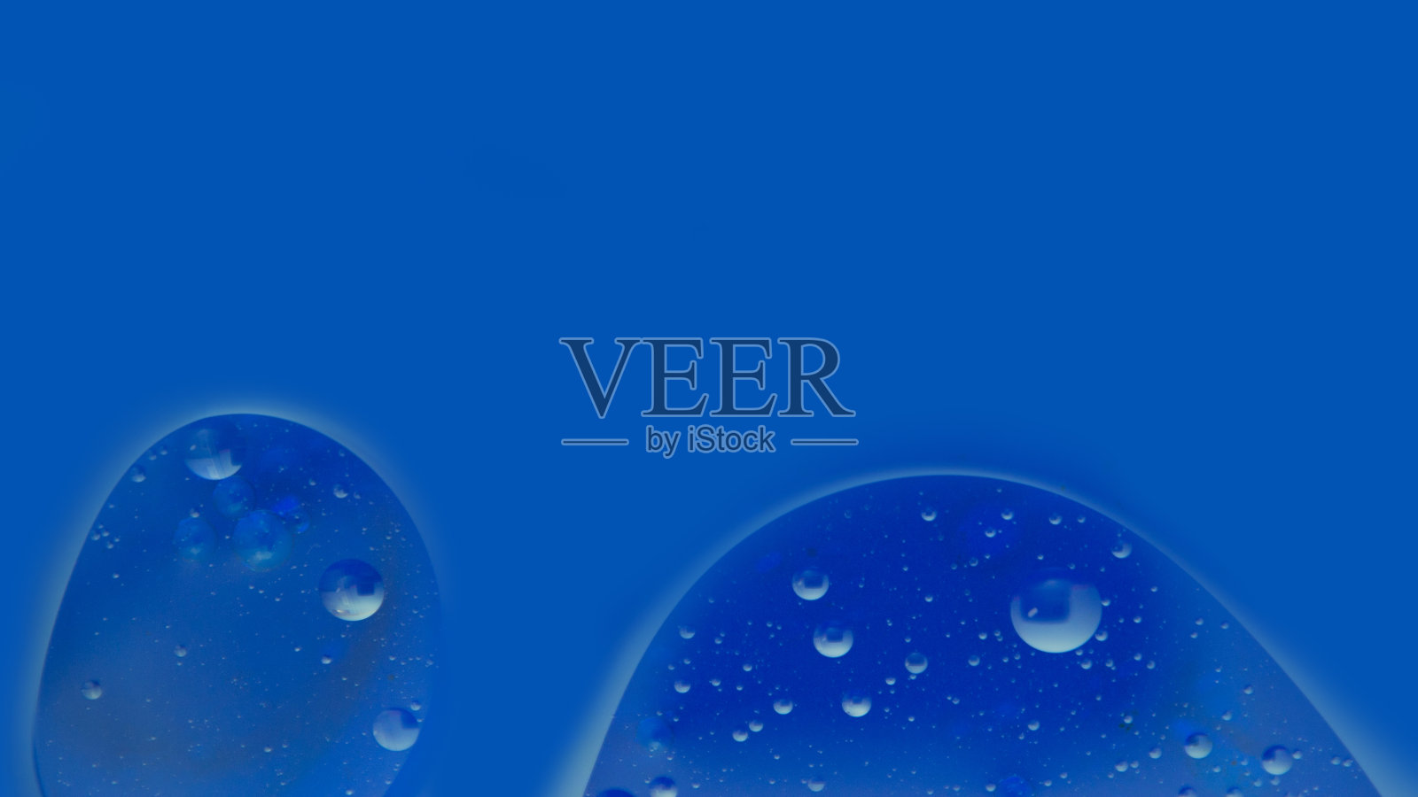 蓝色背景上的两滴,特写照片摄影图片