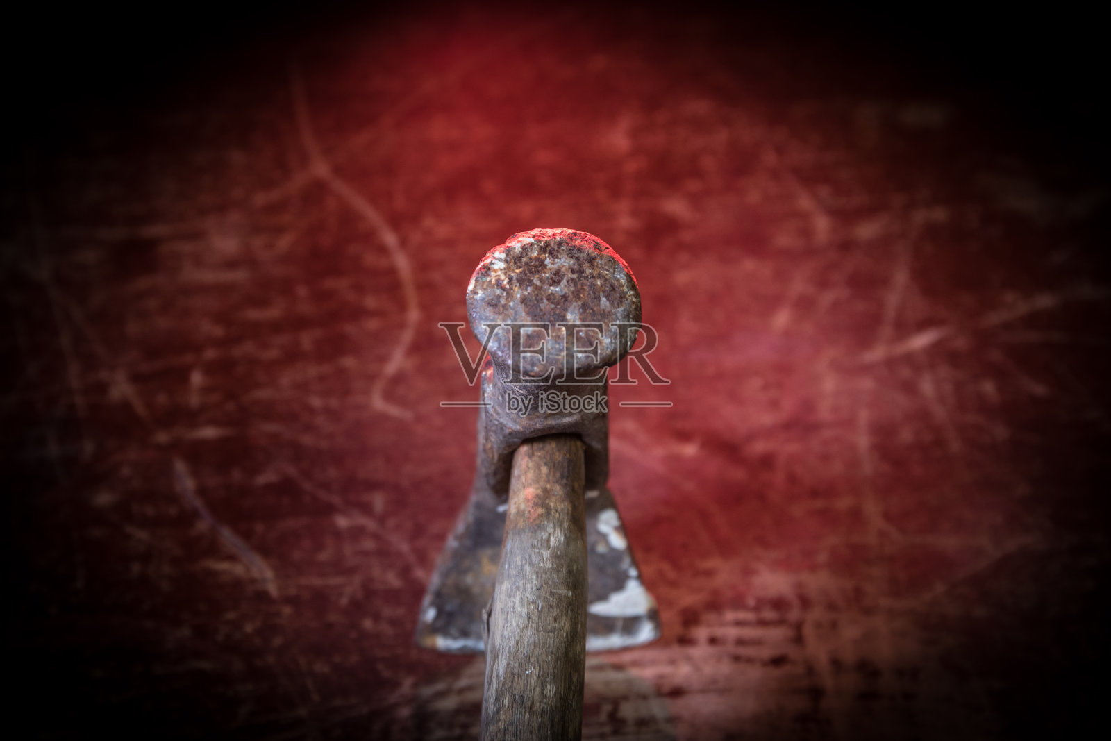 工具工作的概念。铁锤和钉子放在黑色的桌子上照片摄影图片