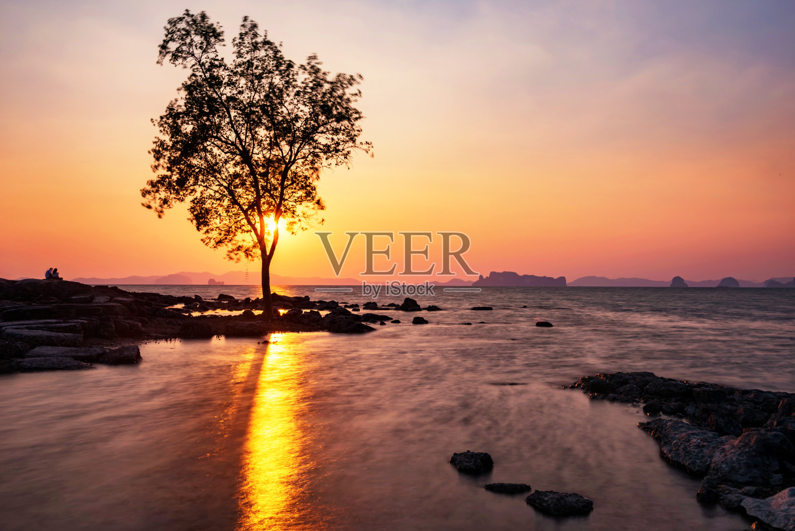 一对夫妇在甲米海滩看日落照片摄影图片