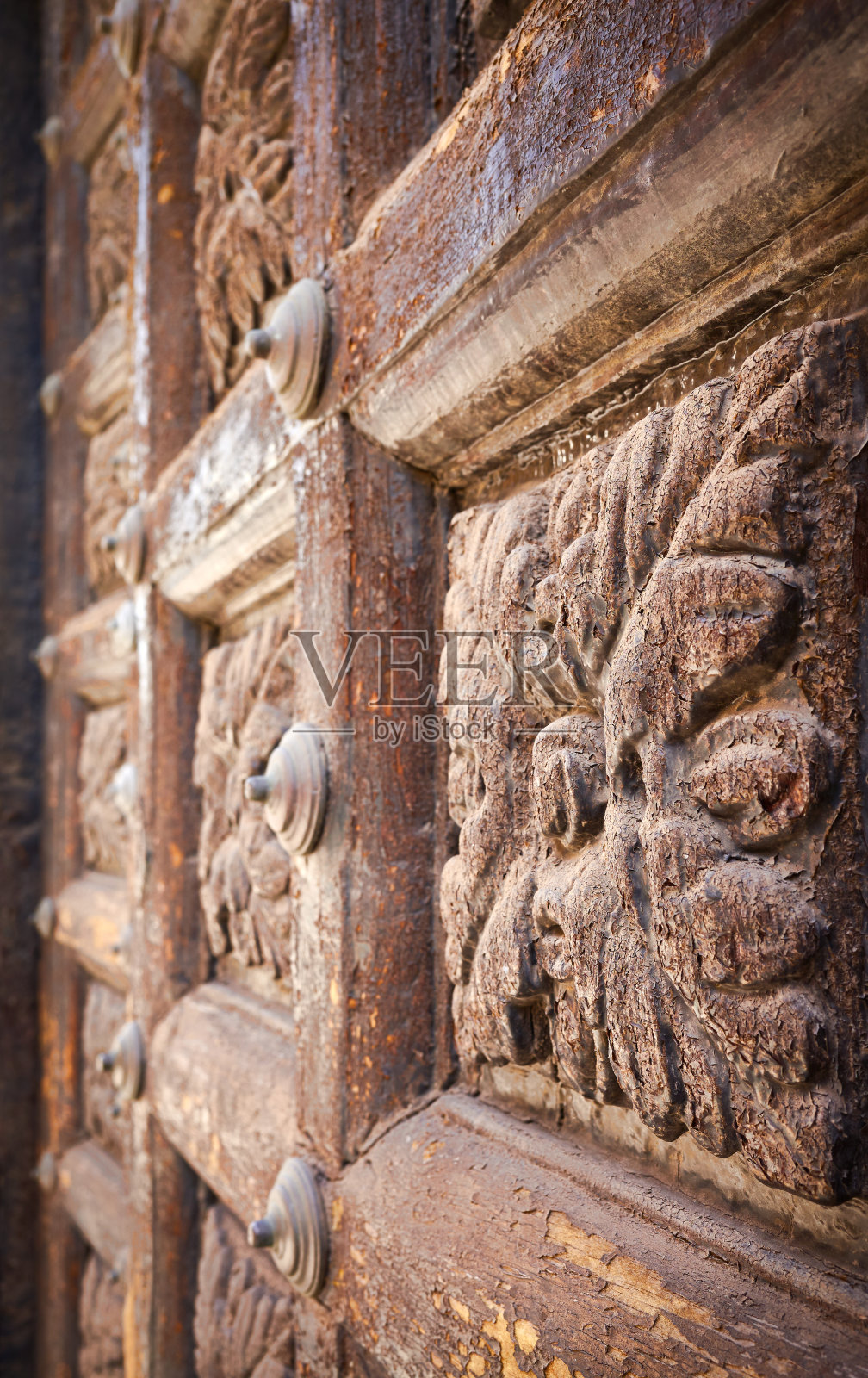 一扇旧木门的特写照片。照片摄影图片