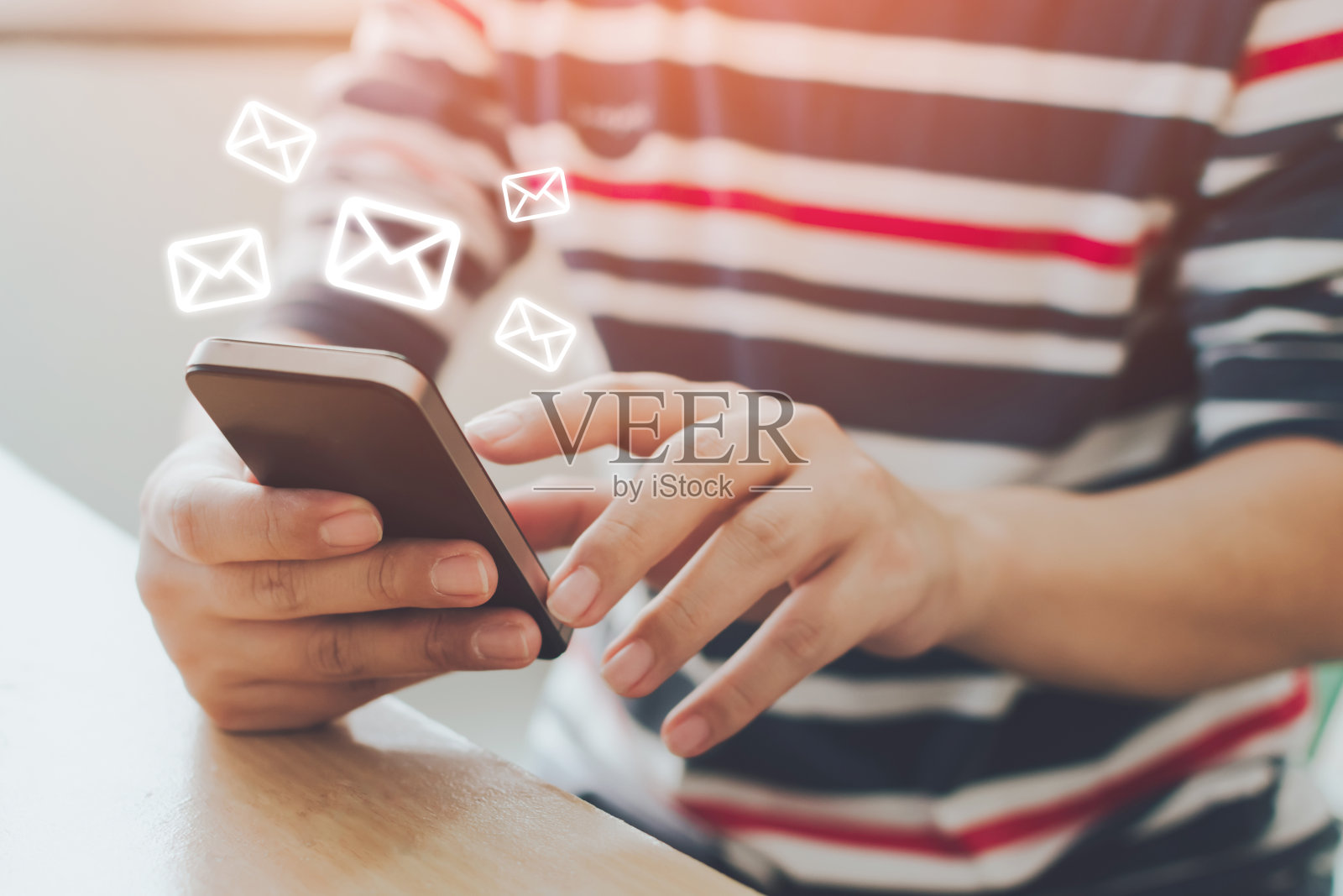 男性的手使用智能手机和图标信封电子邮件的特写图像。联系我们客服或电子邮件营销理念照片摄影图片