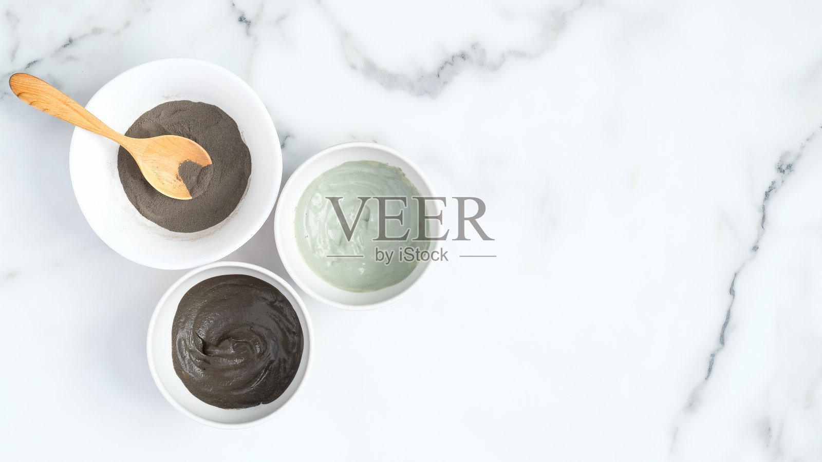 化妆粘土面膜在碗大理石的背景。天然有机SPA美容产品,面部皮肤护理理念照片摄影图片