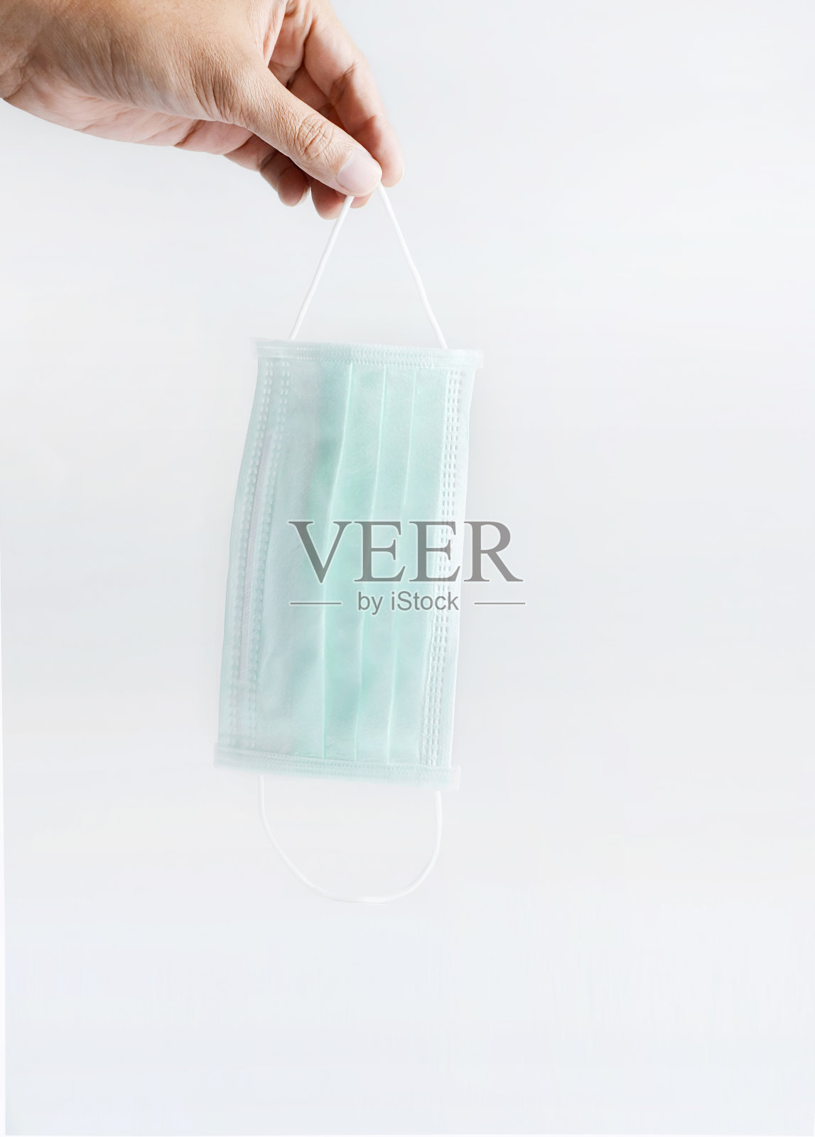 手持外科口罩或口罩面罩,用于冠状病毒、消毒剂概念、冠状病毒19照片摄影图片