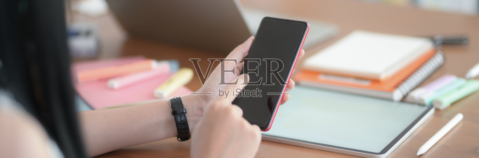 女大学生用智能手机搜索信息的镜头照片摄影图片