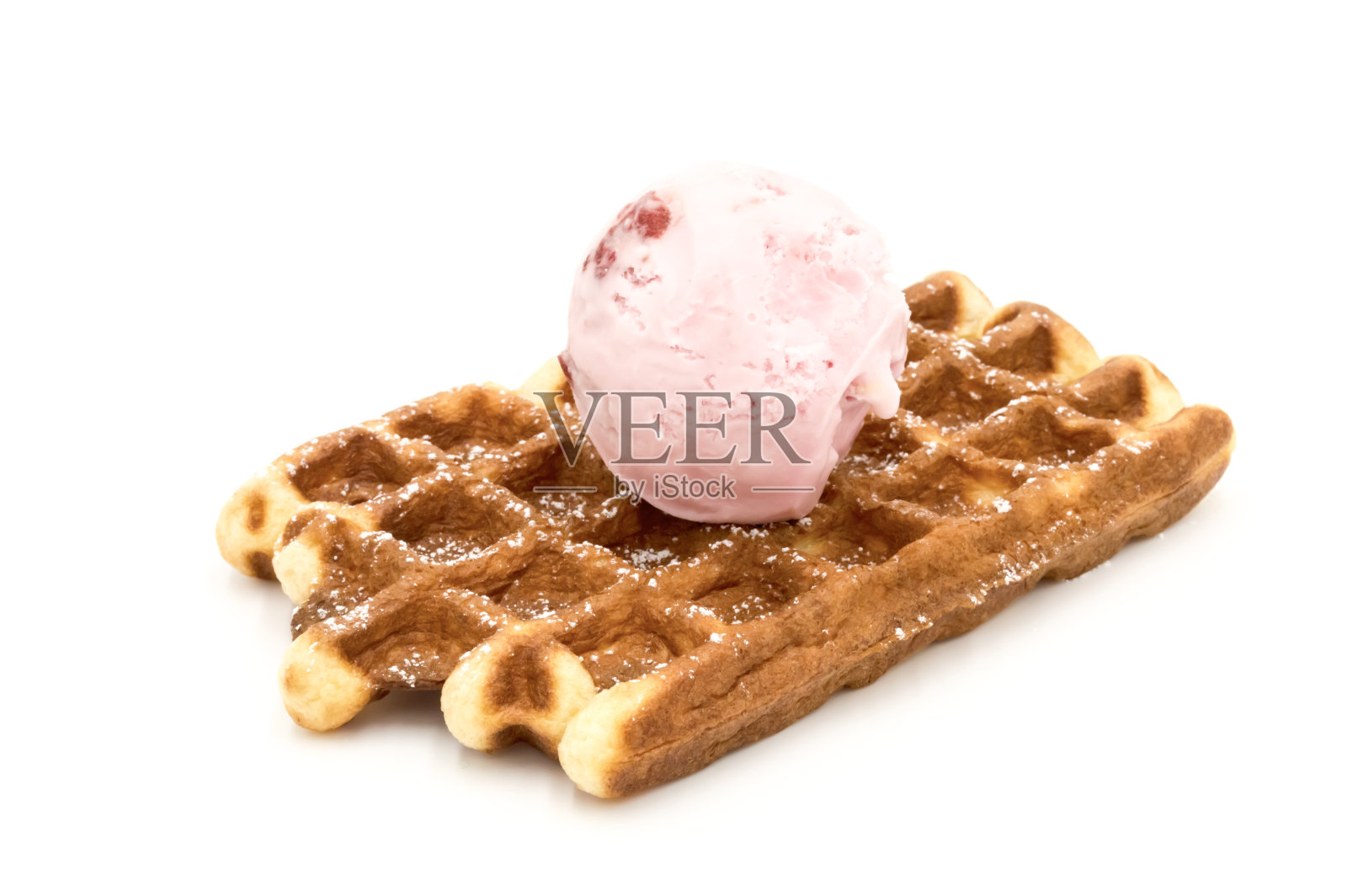 新鲜烘焙的比利时华夫饼配一勺草莓冰淇淋照片摄影图片