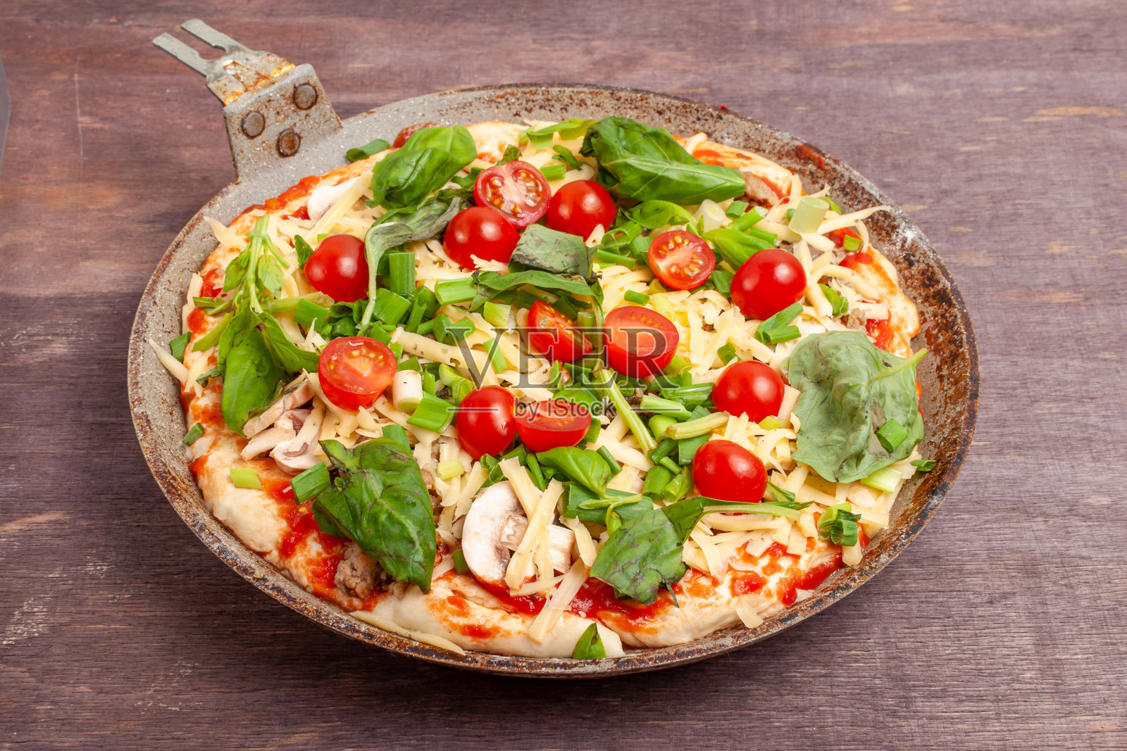 烘烤前自制披萨照片摄影图片