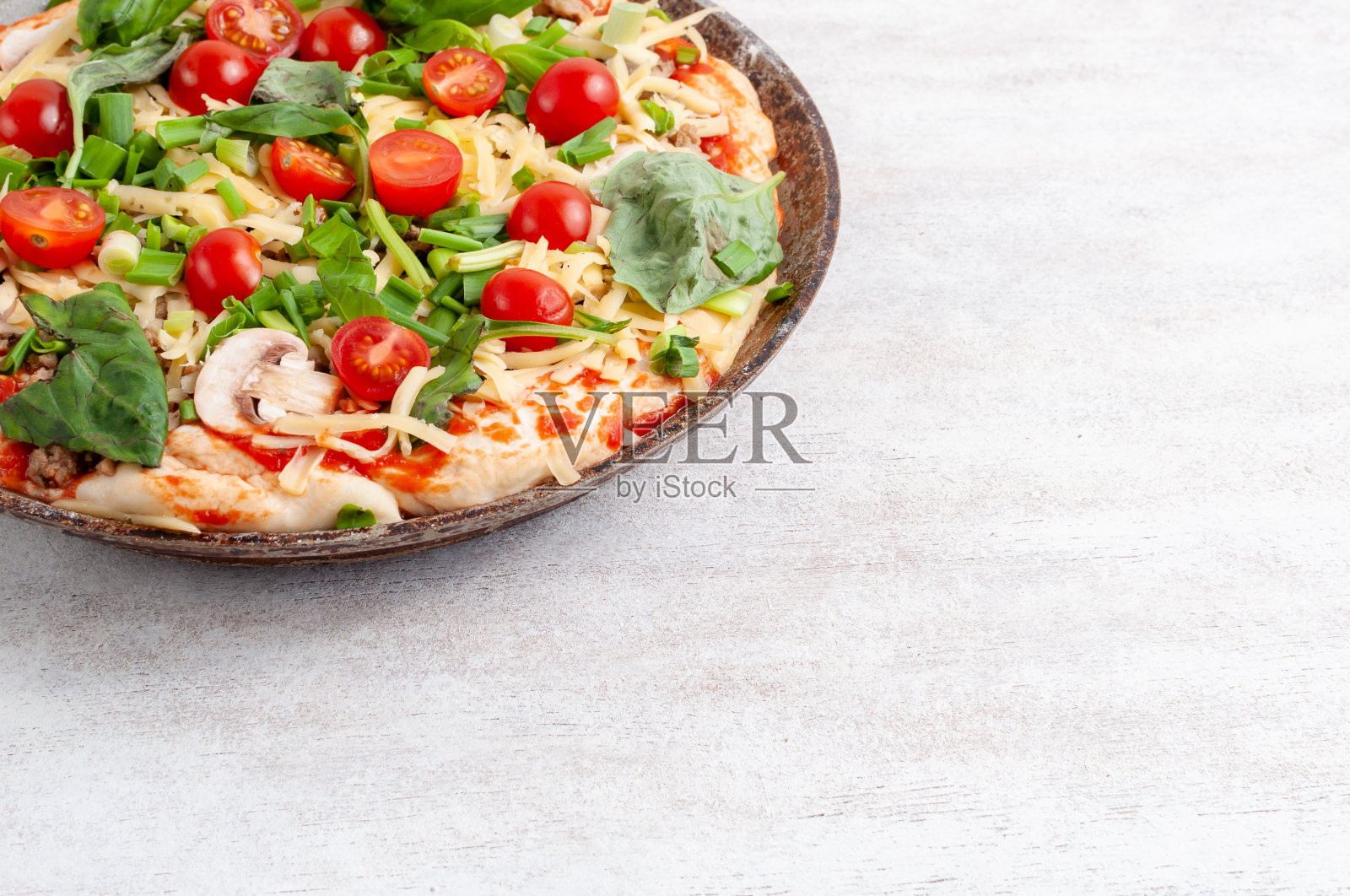 烘烤前自制披萨照片摄影图片