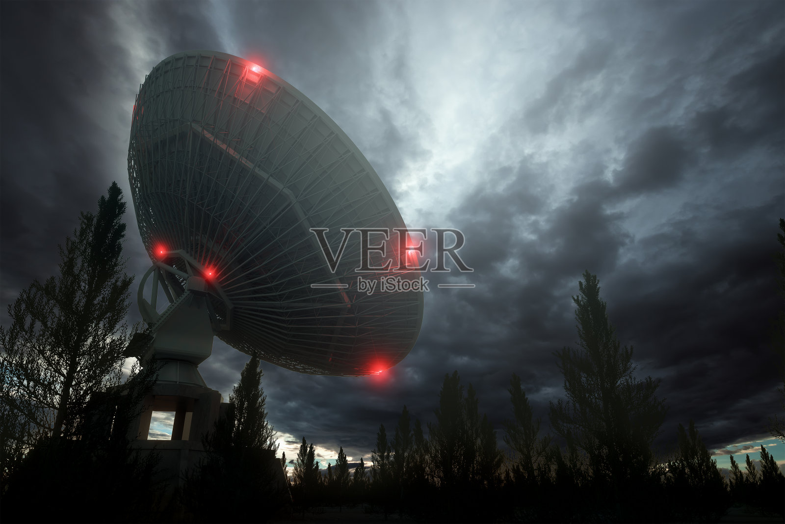 射电望远镜,一个巨大的碟形卫星在夜空中追踪着星星。技术概念,寻找外星生命,窃听太空。混合介质,拷贝空间。照片摄影图片