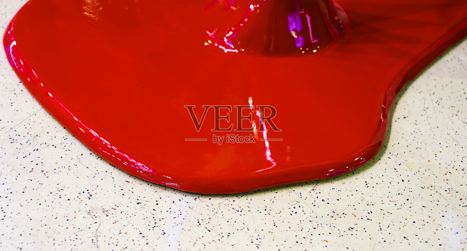 鲜红的油漆洒在奶油色的地毯上照片摄影图片