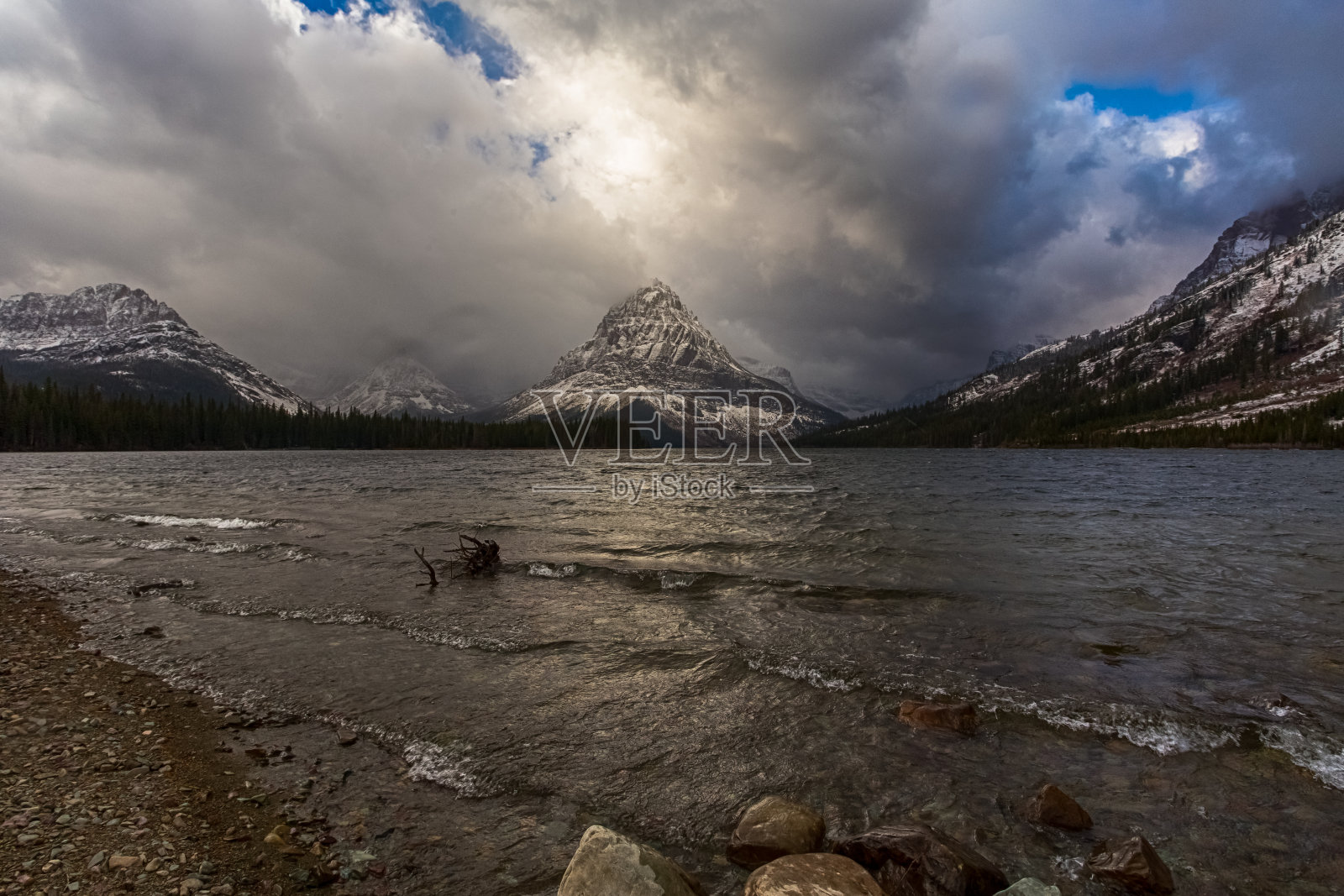 山地冬季景观与湖泊的前景照片摄影图片