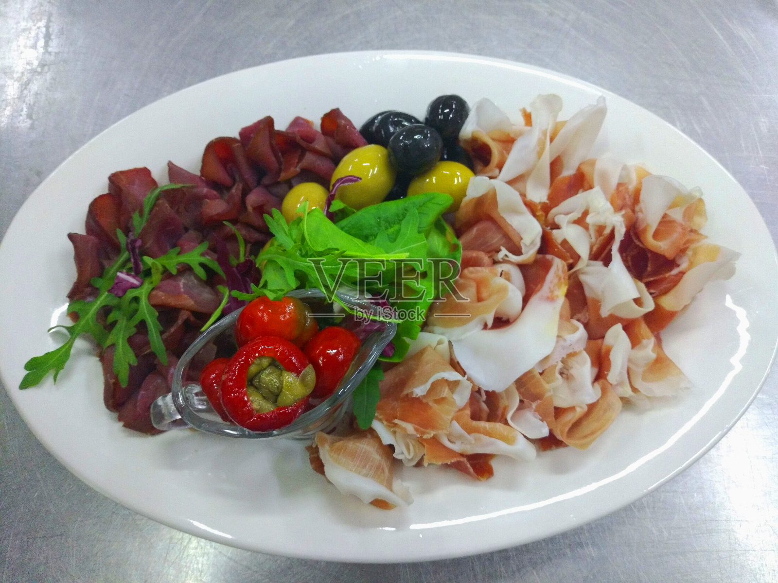 牛肉干加橄榄和胡椒照片摄影图片