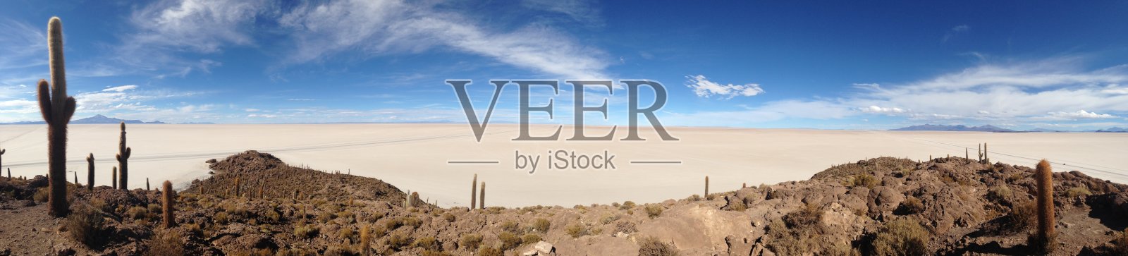 乌尤尼盐沼,位于玻利维亚西南部的安第斯山脉中照片摄影图片