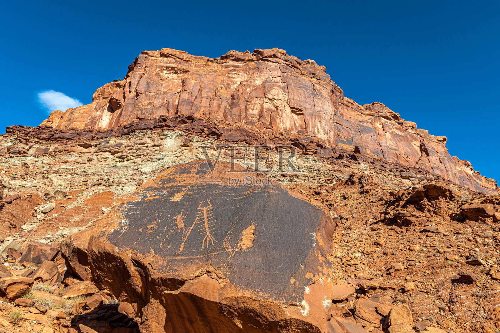 美国犹他州摩押附近科罗拉多河上的华尔街悬崖上的印第安人岩画或岩画艺术雕刻照片摄影图片