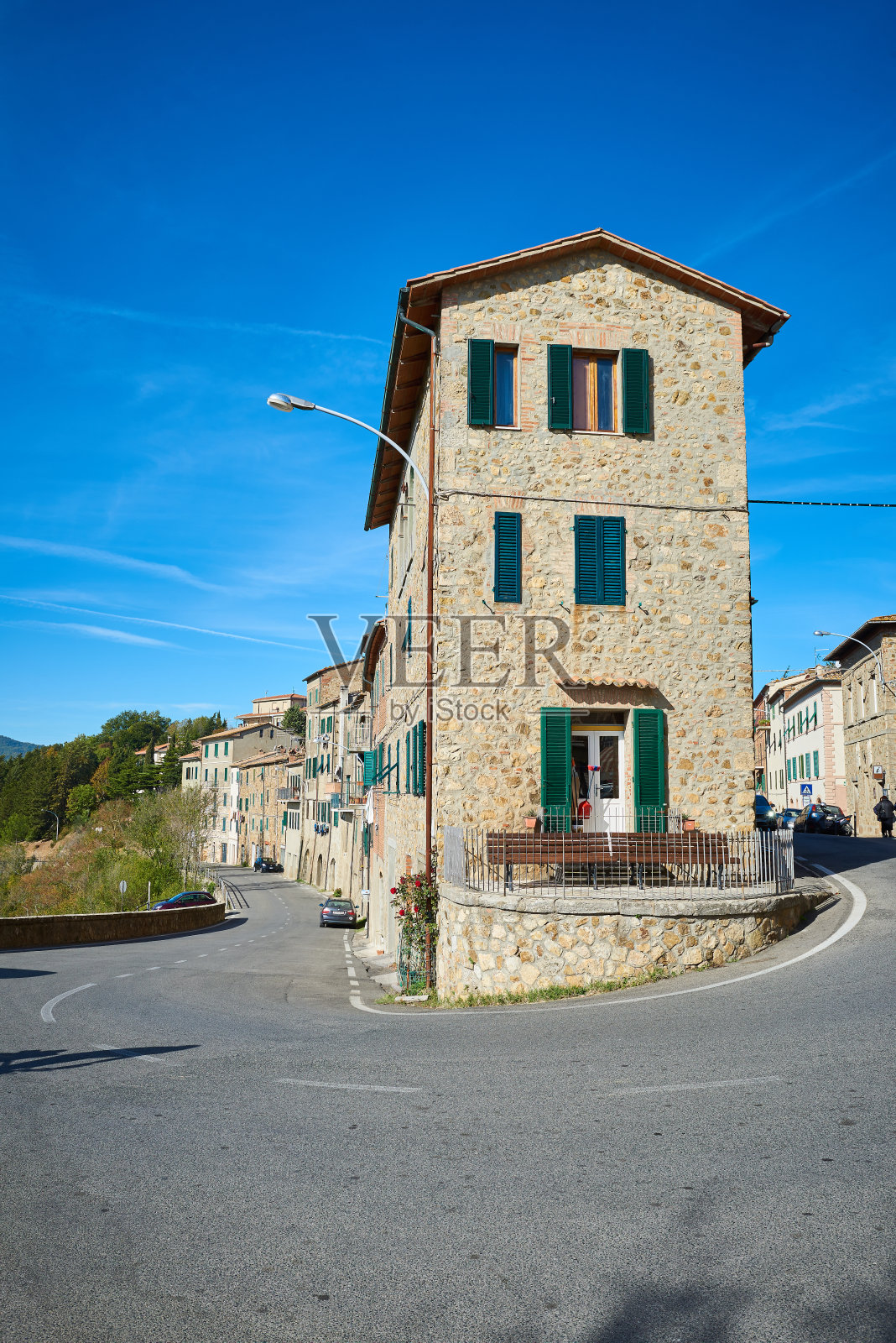 有石头房子的老城区街道照片摄影图片