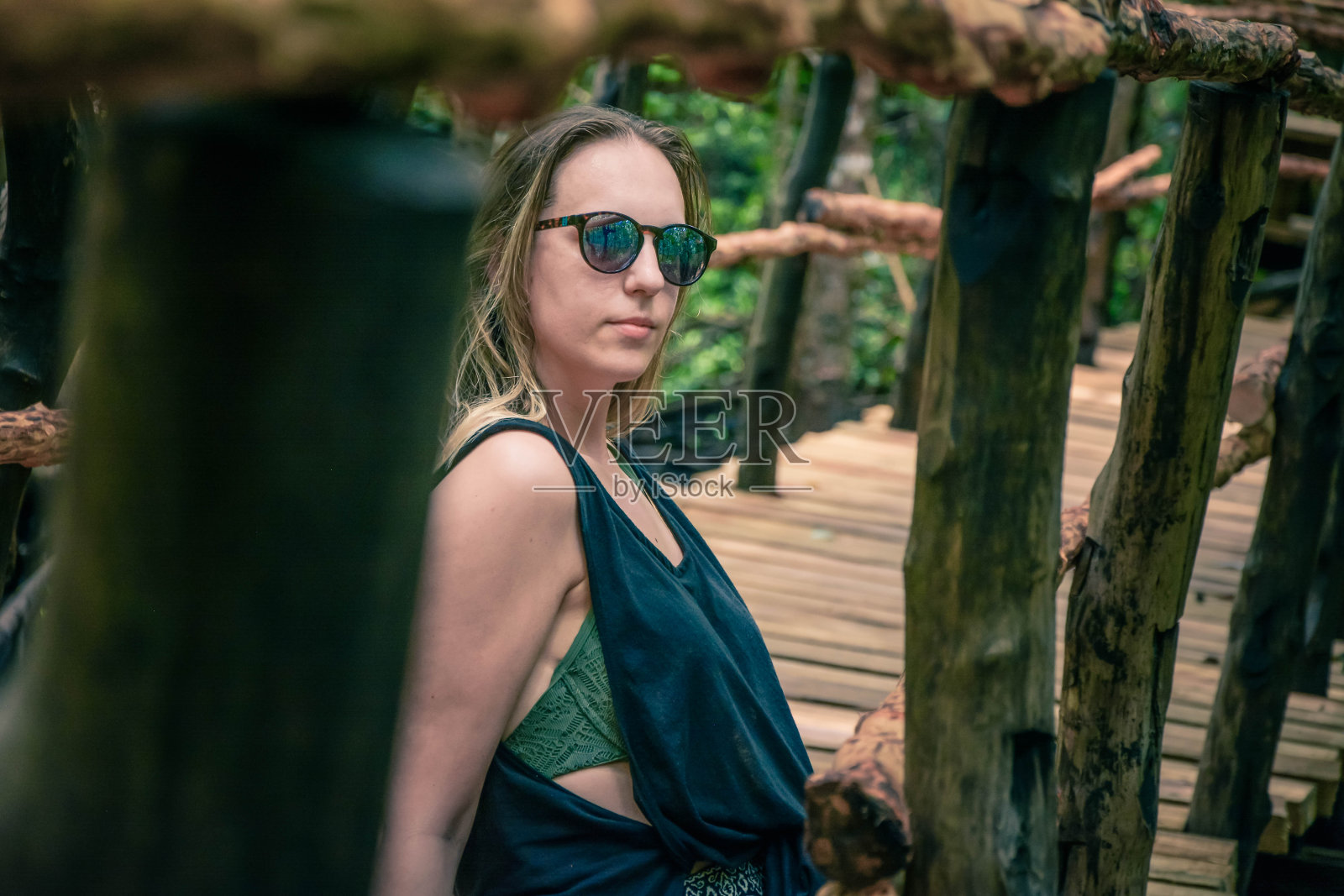 年轻漂亮的女人在探索红树林照片摄影图片