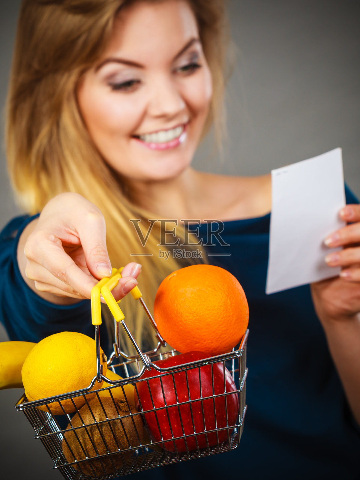 快乐的女人手提装满水果的购物篮照片摄影图片