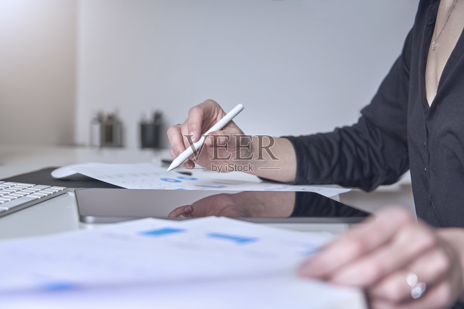 一位女商人正在用平板电脑咨询市场数据照片摄影图片