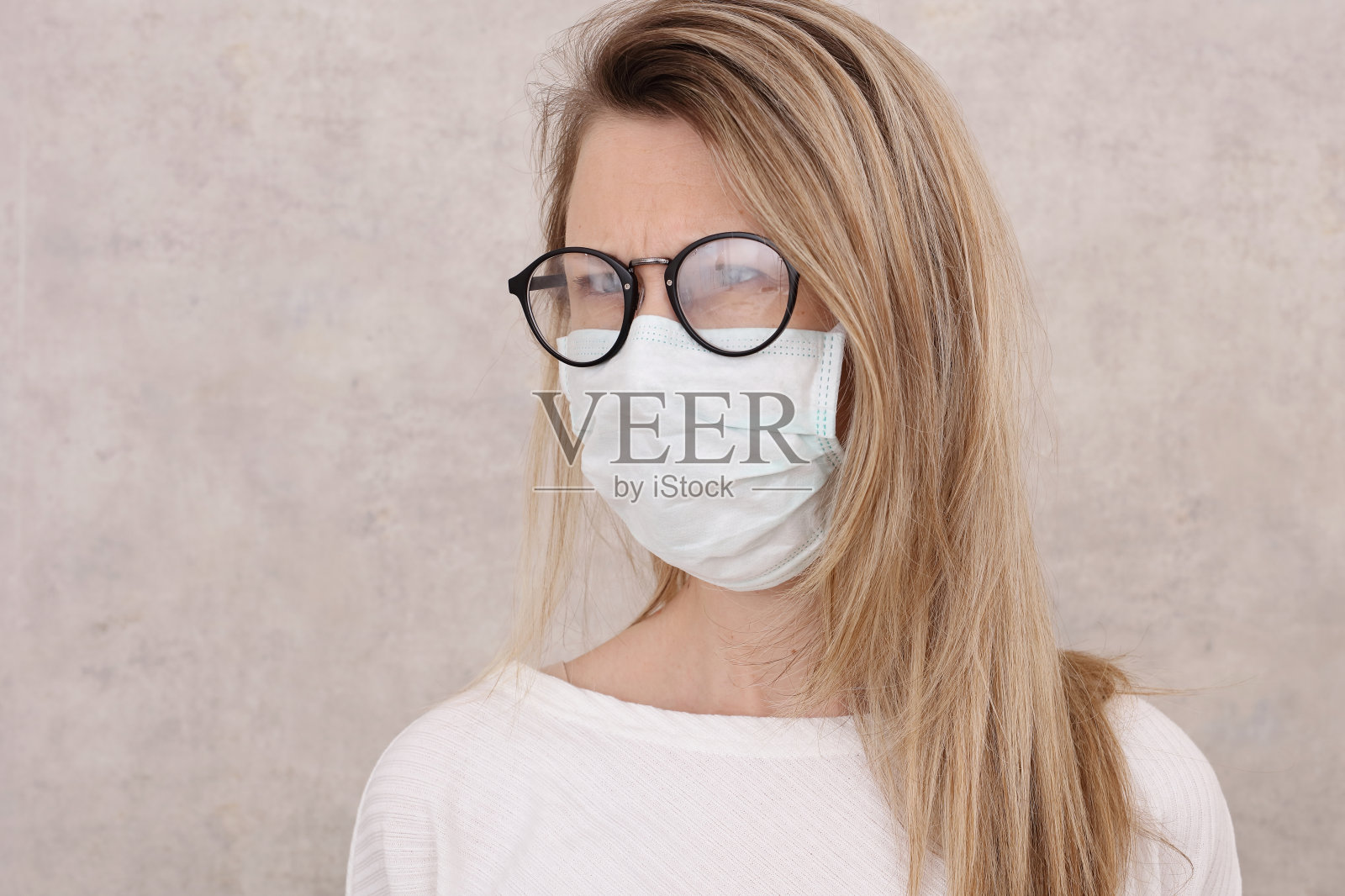 医用口罩和眼镜起雾,新型冠状病毒防护隔离照片摄影图片